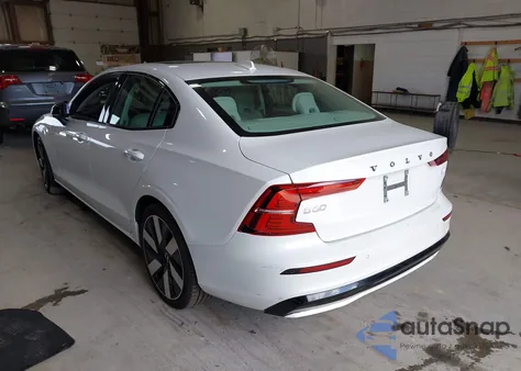 2024 Volvo S60 Recharge Plug-In Hybrid T8 Core Dark Theme z USA, uszkodzony, nr VIN 7JRH60FK5RG311147